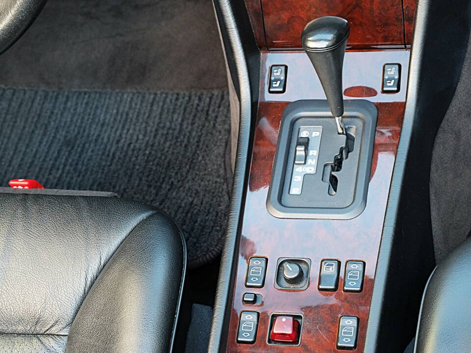 Image 25/74 of Mercedes-Benz E 320 (1997)