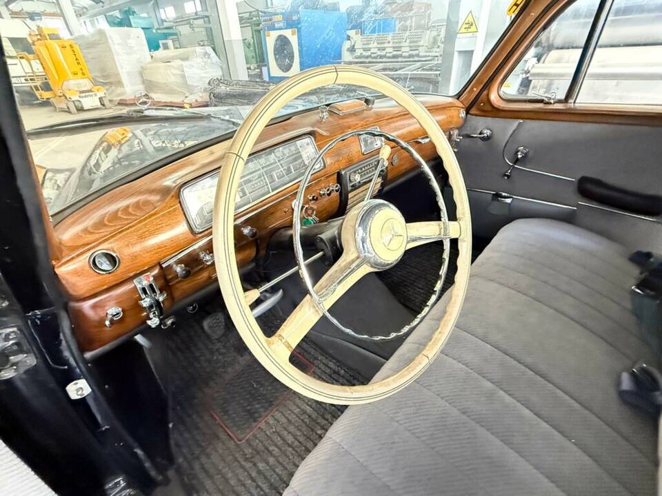 Imagen 2/8 de Mercedes-Benz 220 S (1958)