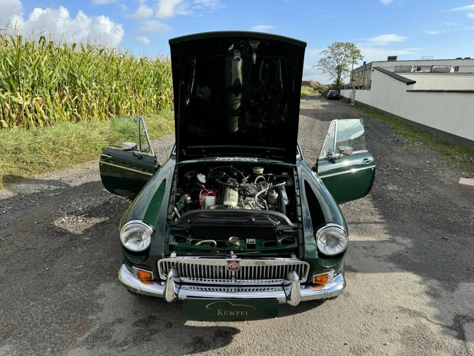 Image 43/50 of MG MGC GT (1969)