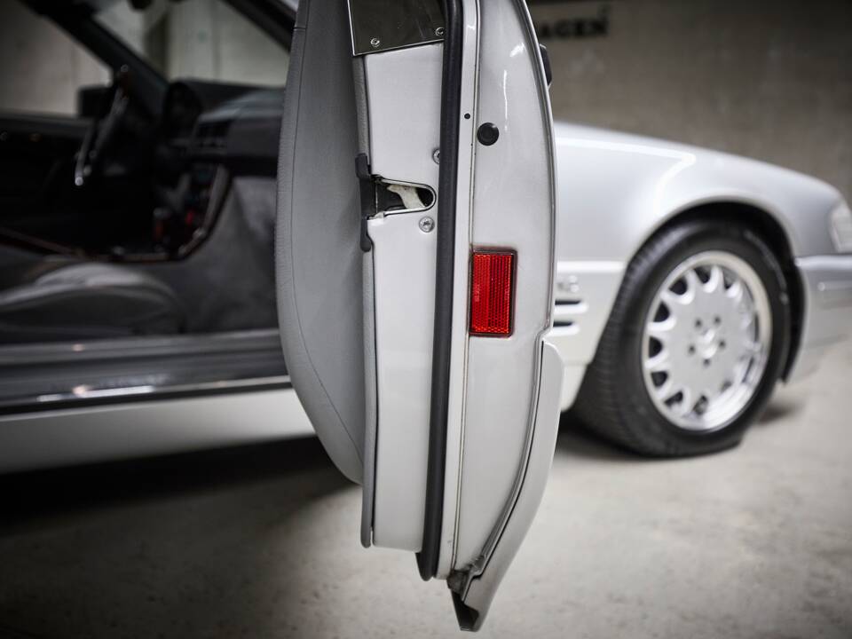 Immagine 62/95 di Mercedes-Benz SL 600 (1998)