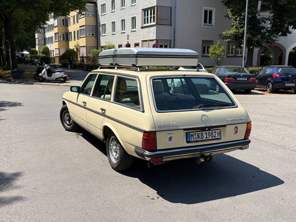 Image 6/36 of Mercedes-Benz 300 TD Turbodiesel (1982)