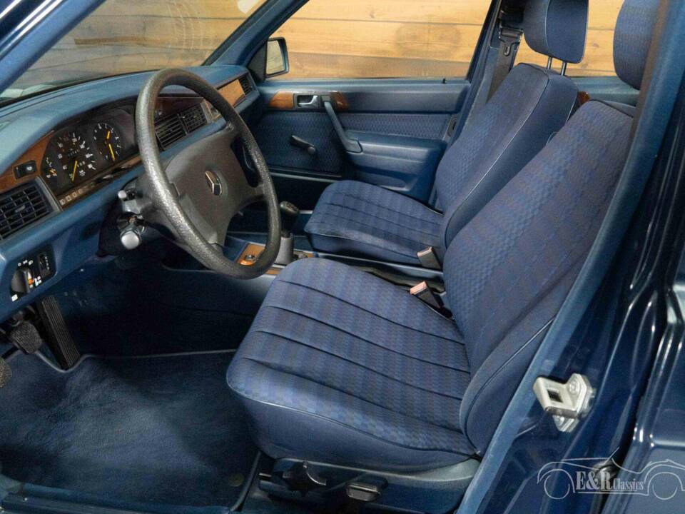 Imagen 12/19 de Mercedes-Benz 190 D (1990)