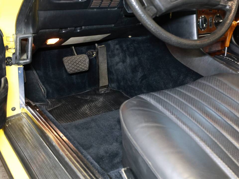 Image 32/50 of Mercedes-Benz 500 SL (1983)