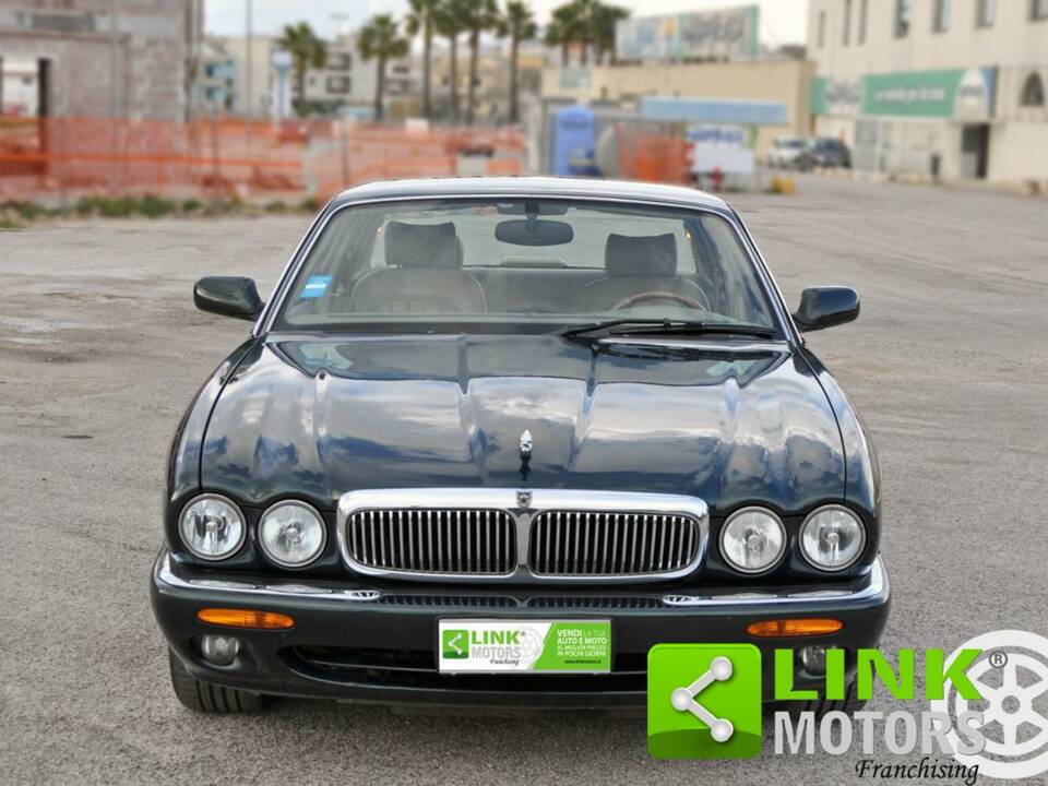 Image 2/10 de Jaguar XJ 8 4.0 Executive (2000)