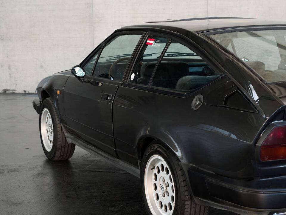 Bild 15/48 von Alfa Romeo GTV 6 2.5 (1981)