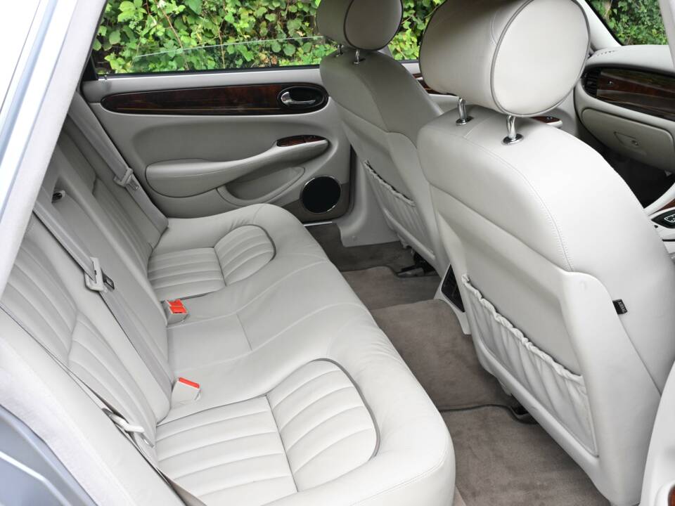 Immagine 49/50 di Jaguar XJ 8 Executive (2002)