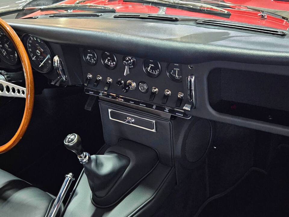 Image 6/11 of Jaguar E-Type 3.8 (1964)