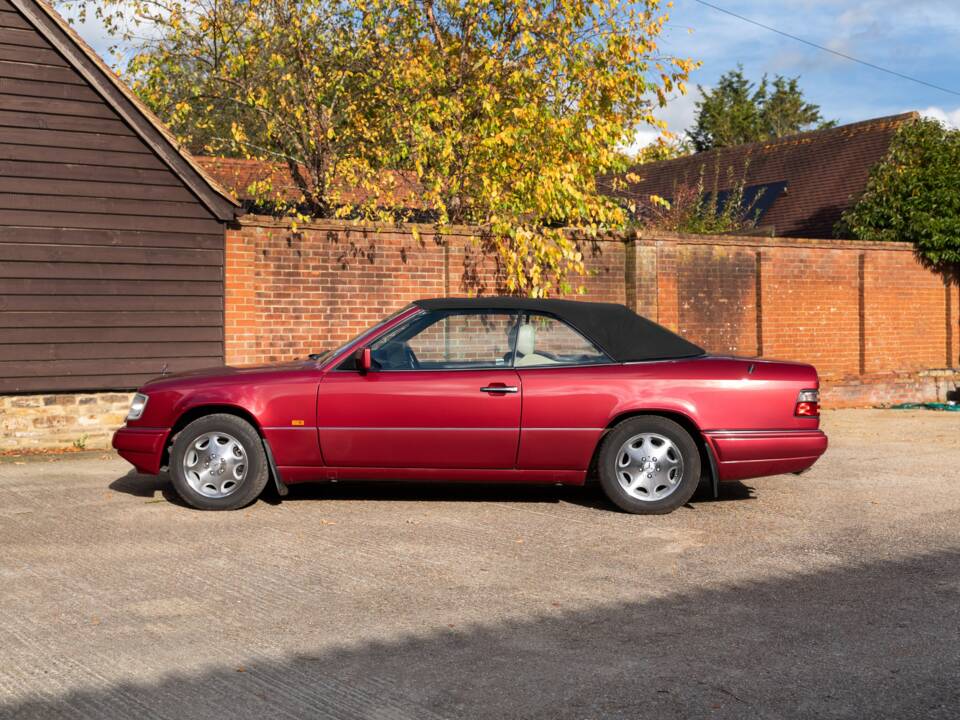 Bild 24/33 von Mercedes-Benz E 220 (1994)