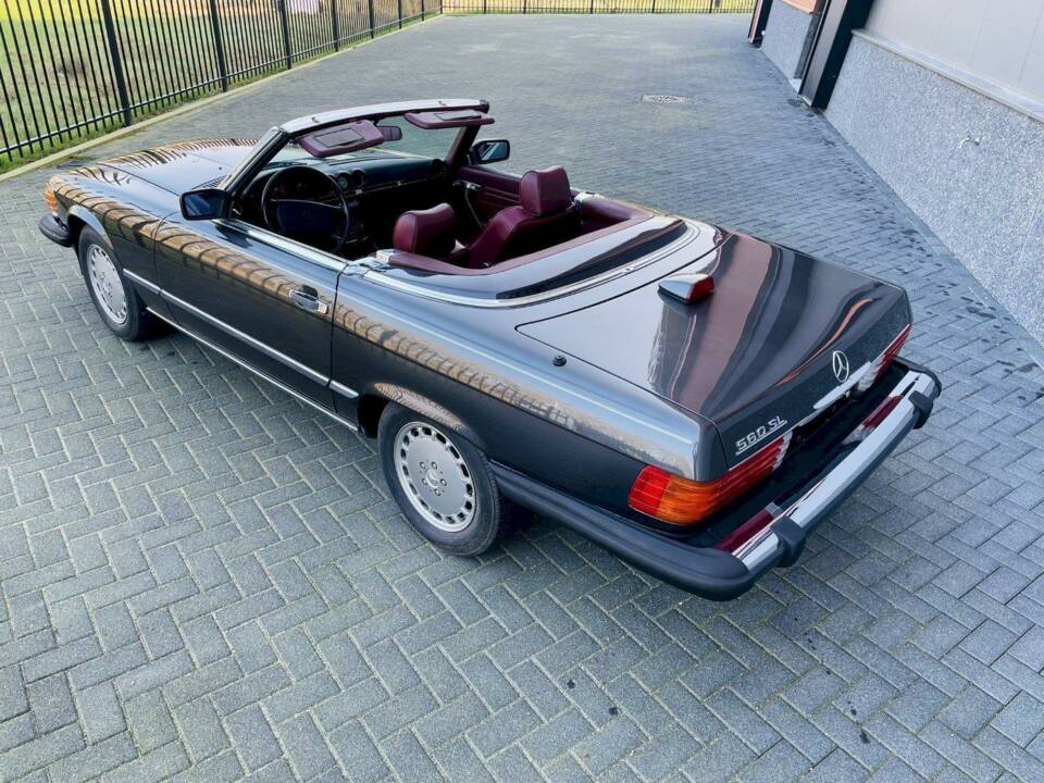 Afbeelding 10/32 van Mercedes-Benz 560 SL (1987)