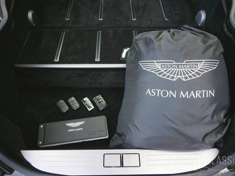 Imagen 46/51 de Aston Martin Rapide (2010)