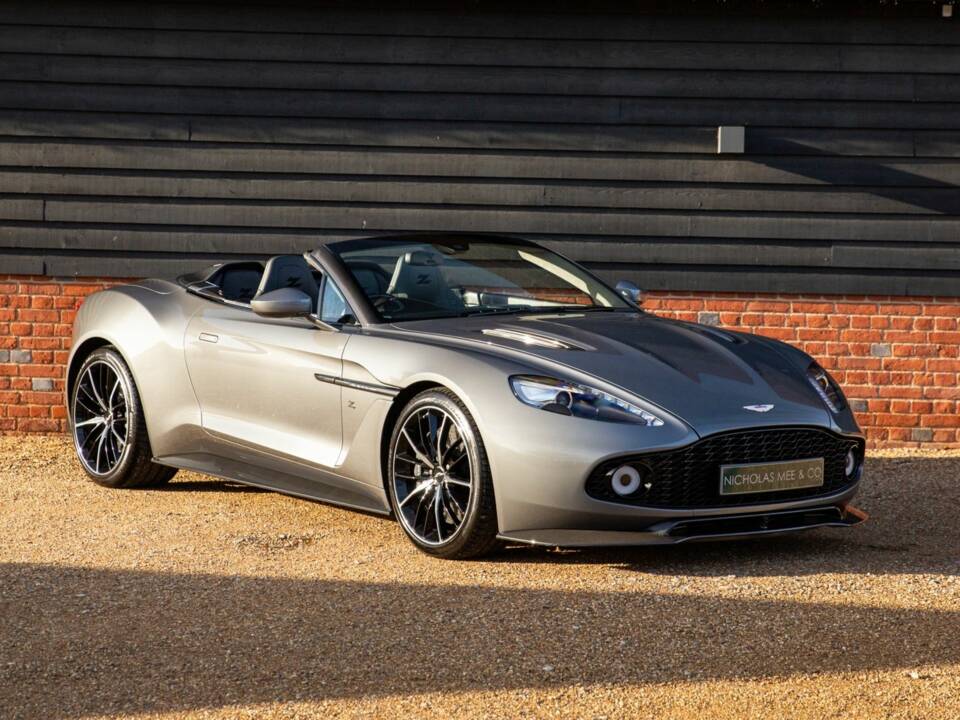 Image 2/50 de Aston Martin Vanquish Zagato Volante (2017)