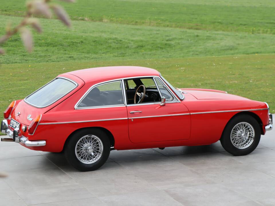 Image 2/50 of MG MGB GT (1974)