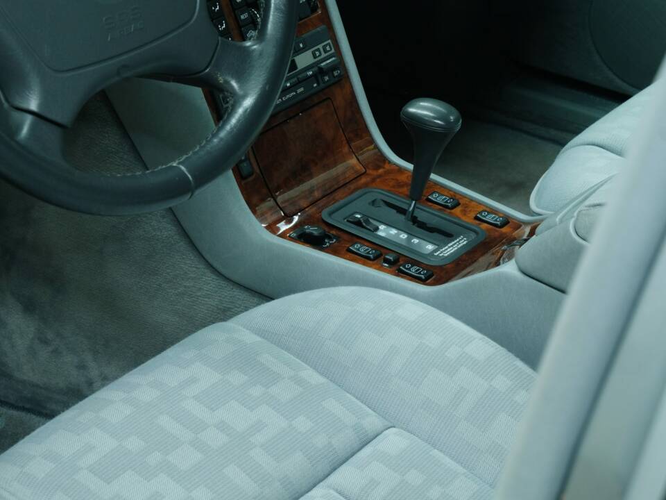 Bild 48/50 von Mercedes-Benz 300 SE (1992)