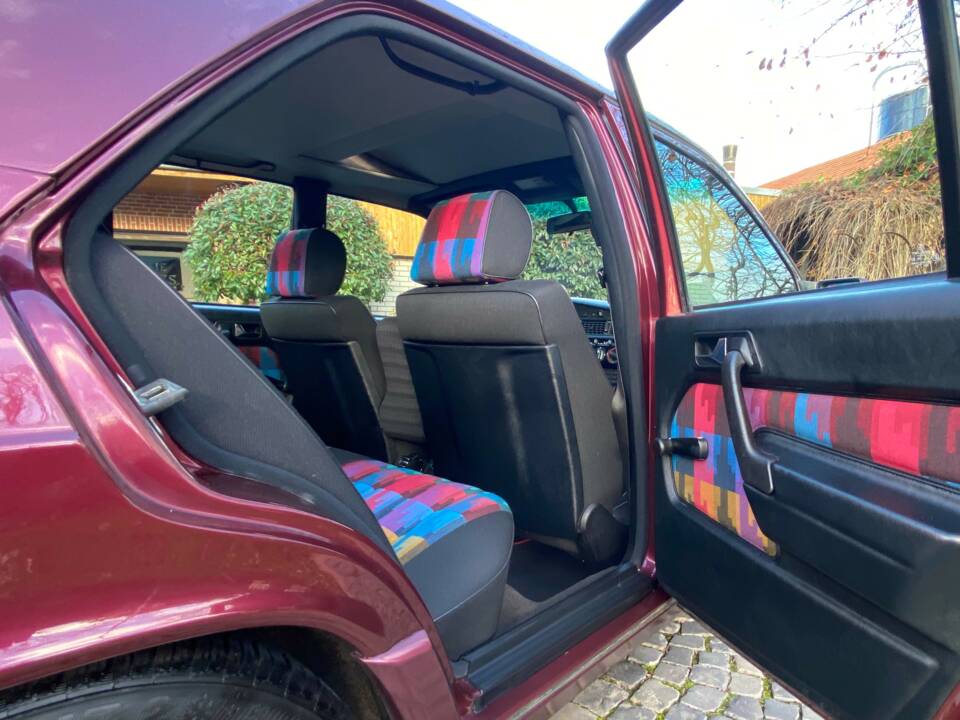Image 18/27 of Mercedes-Benz 190 E 1.8 Avantgarde &quot;Rosso&quot; (1993)