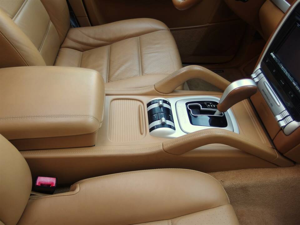 Image 51/93 of Porsche Cayenne Turbo (2007)