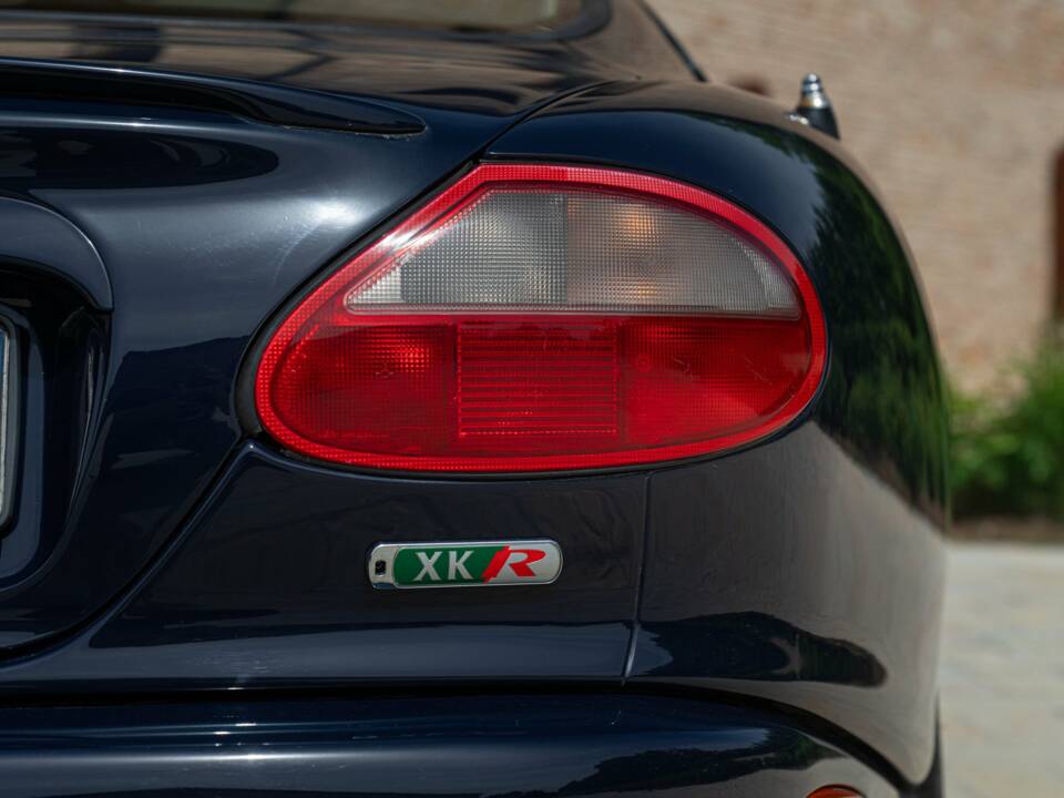 Image 14/50 of Jaguar XKR (2000)