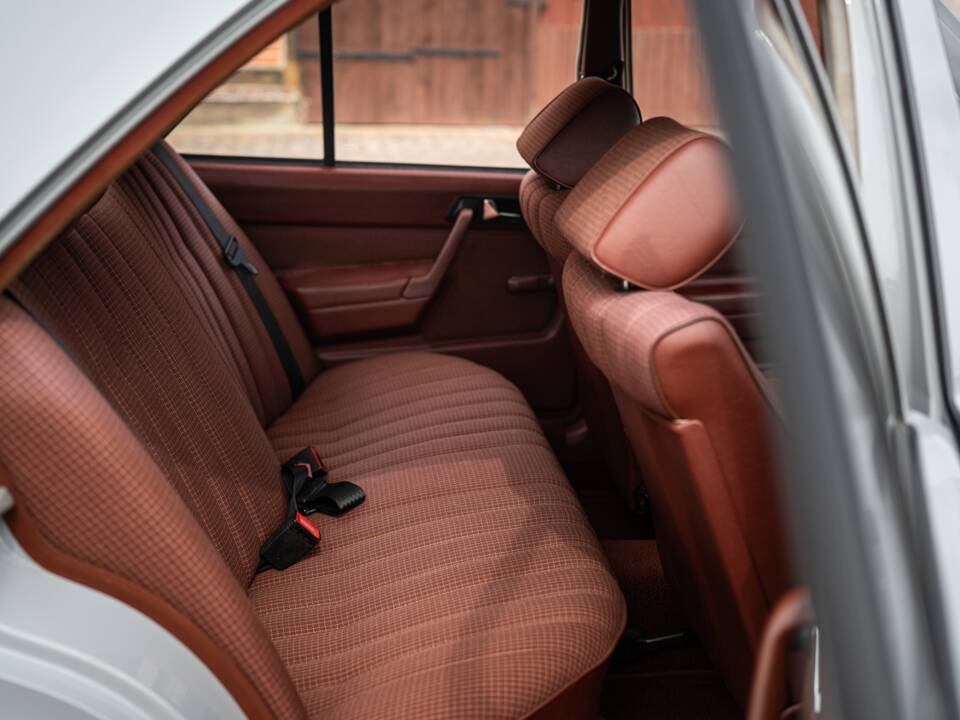 Bild 50/62 von Mercedes-Benz 190 E (1983)