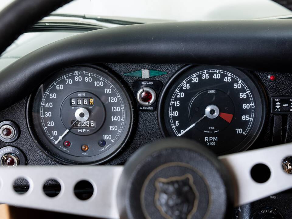 Image 10/26 de Jaguar Type E V12 (2+2) (1971)