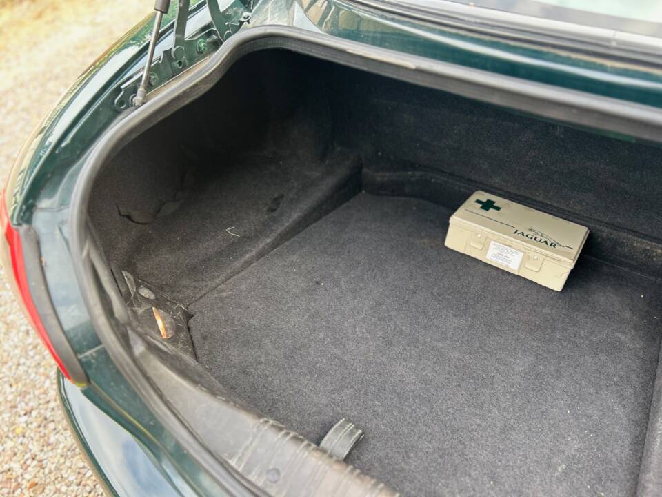 Image 17/18 of Jaguar XK8 4.0 (1998)