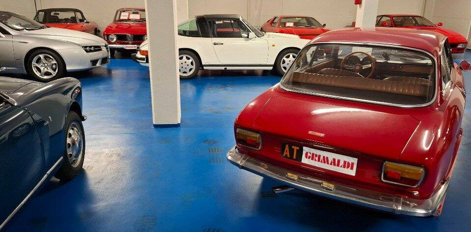 Image 12/32 of Alfa Romeo Giulia GT 1300 Junior (1974)