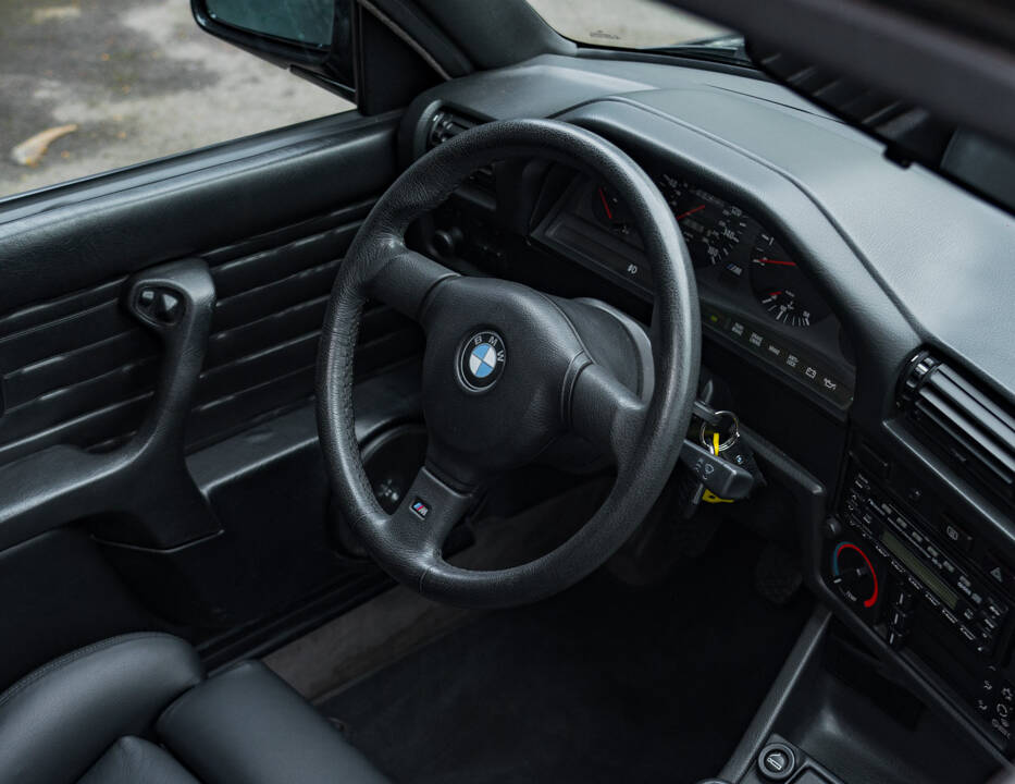 Image 25/57 of BMW M3 (1988)