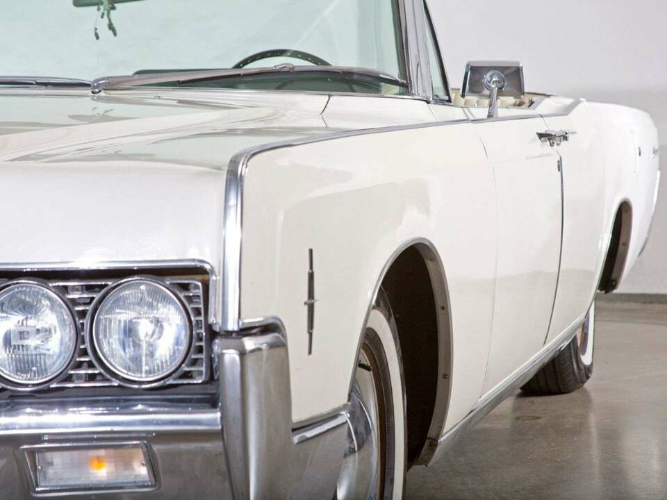 Image 4/20 of Lincoln Continental Convertible (1966)