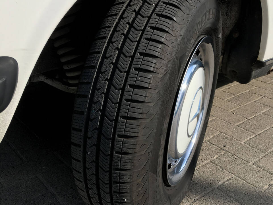 Image 6/13 of Mercedes-Benz 200 (1983)