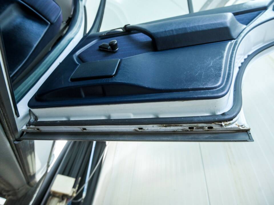 Image 48/50 of Mercedes-Benz 200 (1986)