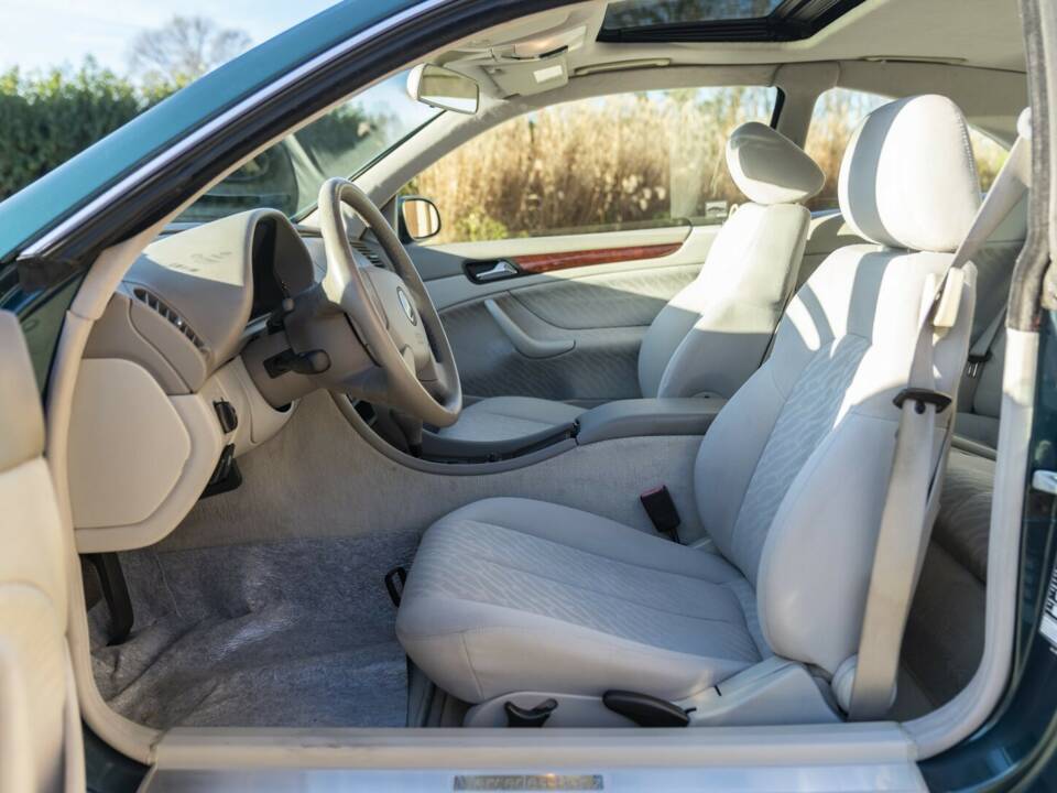 Image 26/50 of Mercedes-Benz CLK 200 (1997)