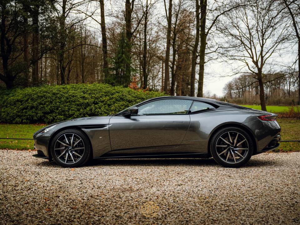 Imagen 47/50 de Aston Martin DB 11 V12 (2017)