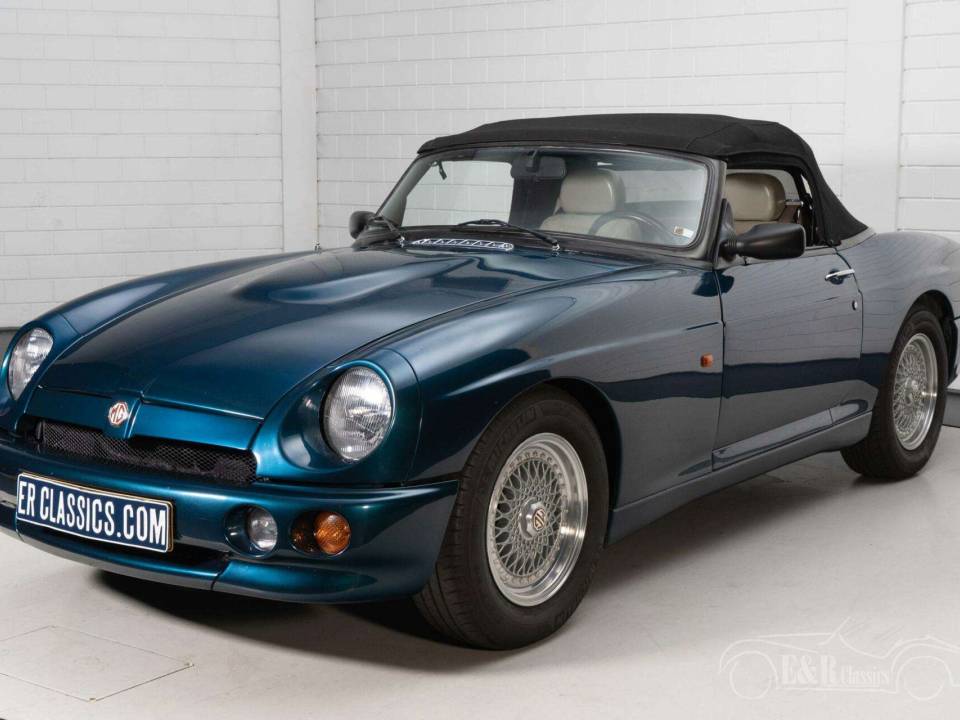 Image 17/19 of MG RV8 (1993)