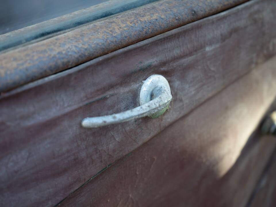 Image 81/134 of Ford V8 (1937)