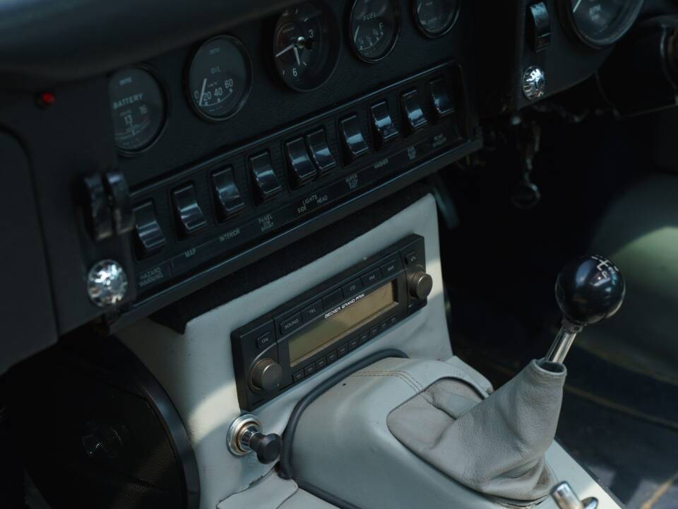 Image 26/35 de Jaguar E-Type (1968)