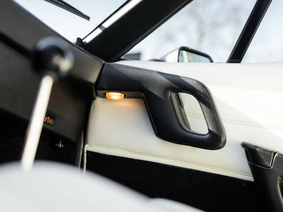 Image 18/38 of Ferrari 208 GTB Turbo (1987)