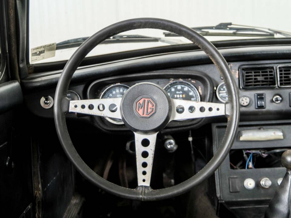 Afbeelding 7/50 van MG MGB GT (1972)