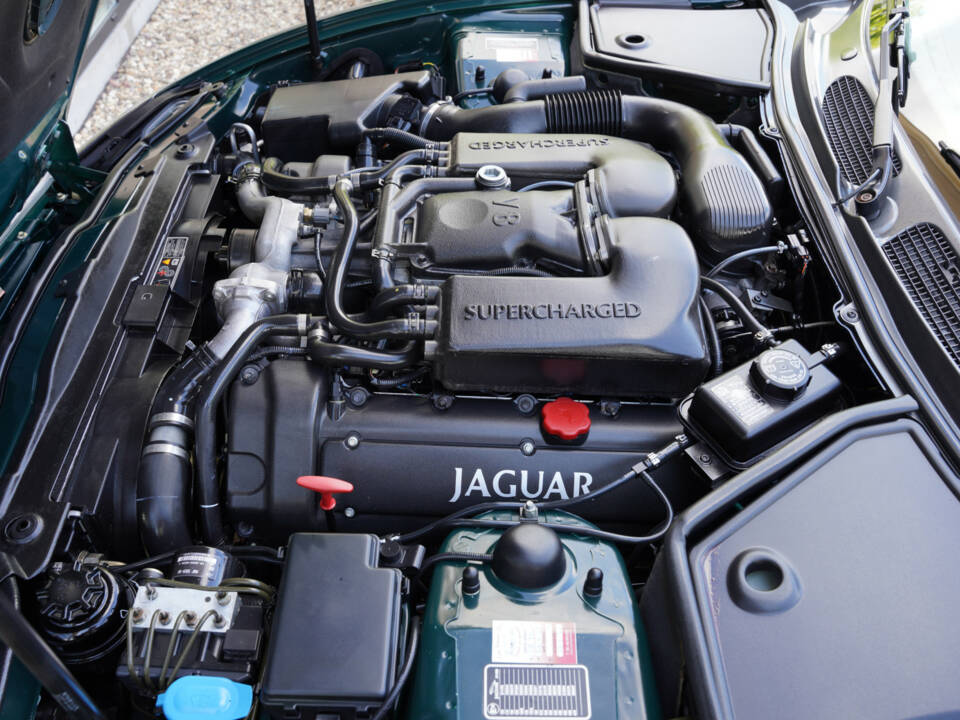 Image 4/50 of Jaguar XKR (2001)