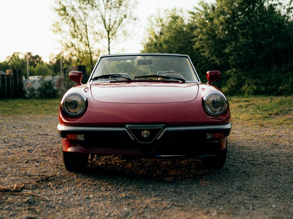 Image 2/9 of Alfa Romeo 2.0 Spider (1989)