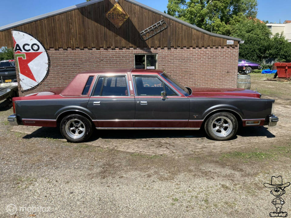 Image 7/50 of Lincoln Town Car (1984)