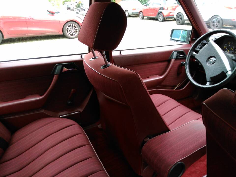 Image 16/18 of Mercedes-Benz 230 E (1987)