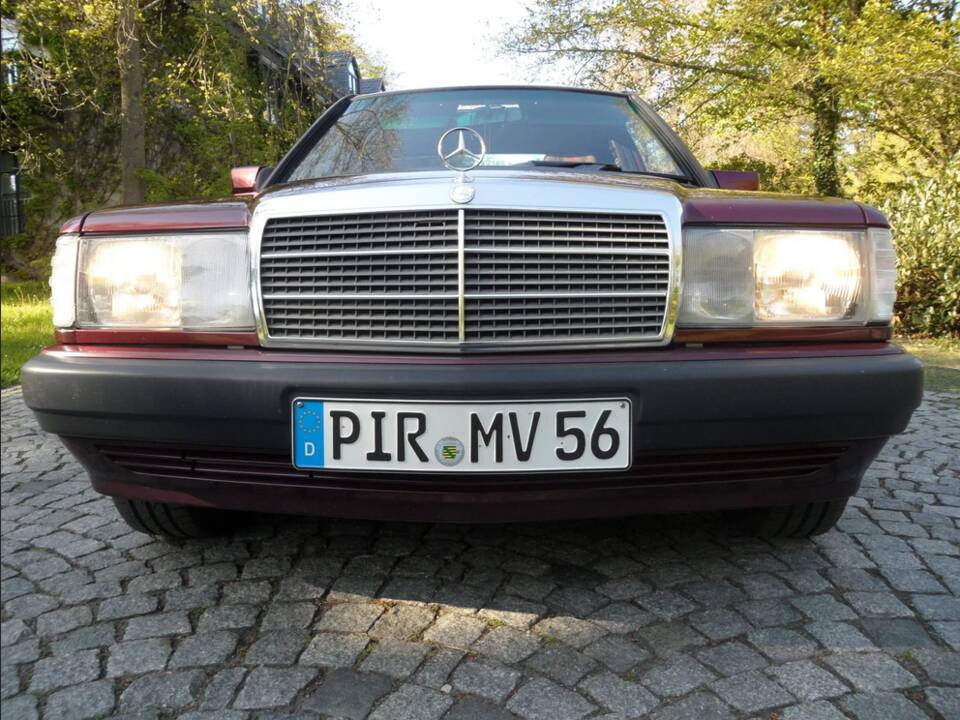 Image 6/137 of Mercedes-Benz 190 E 1.8 Avantgarde &quot;Rosso&quot; (1992)