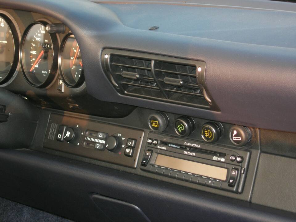 Image 23/42 of Porsche 911 Carrera 2 (1991)