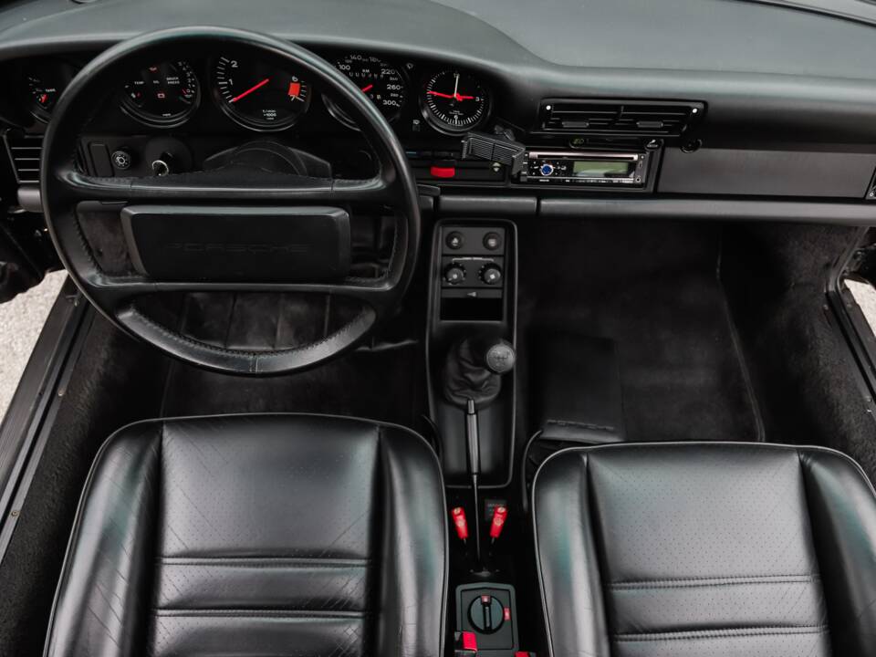 Image 76/108 de Porsche 911 Carrera 3.2 (1989)