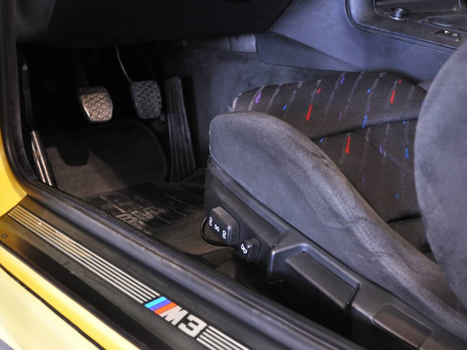Image 19/31 of BMW M3 (1994)