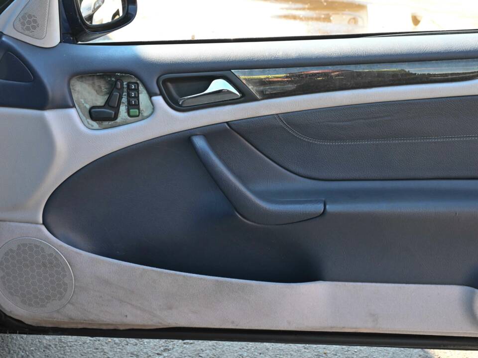 Image 17/50 of Mercedes-Benz CLK 230 Kompressor (2002)