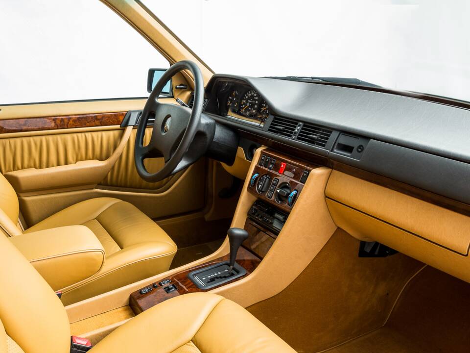 Image 5/7 of Mercedes-Benz 300 D Turbo (1991)