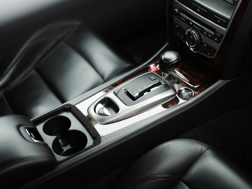 Image 25/33 of Jaguar XKR (2008)
