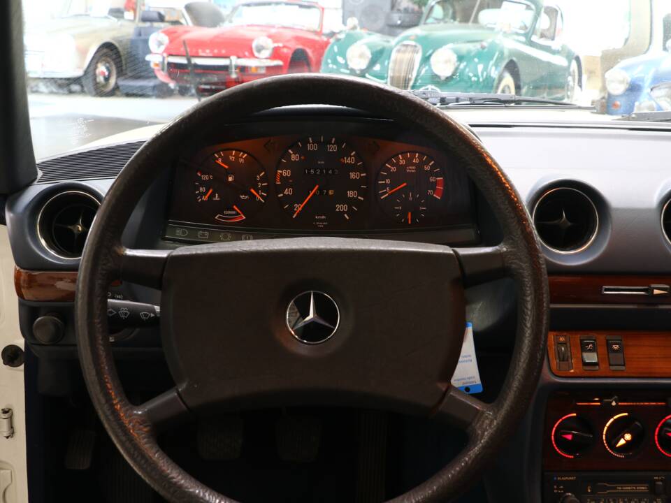 Bild 18/38 von Mercedes-Benz 230 CE (1984)