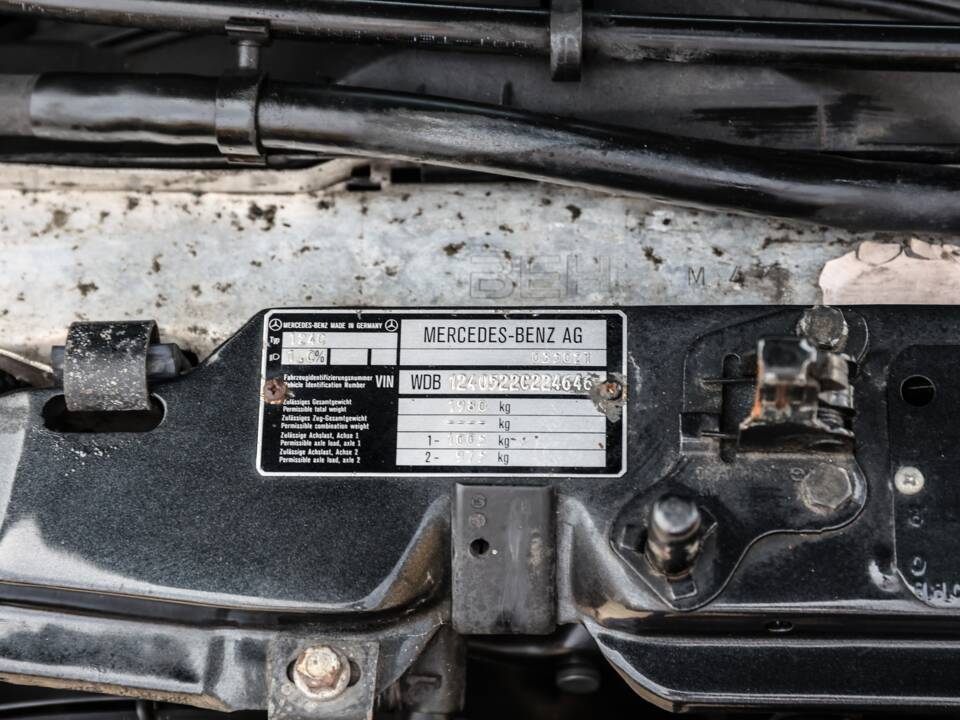 Image 23/37 of Mercedes-Benz E 320 (1995)