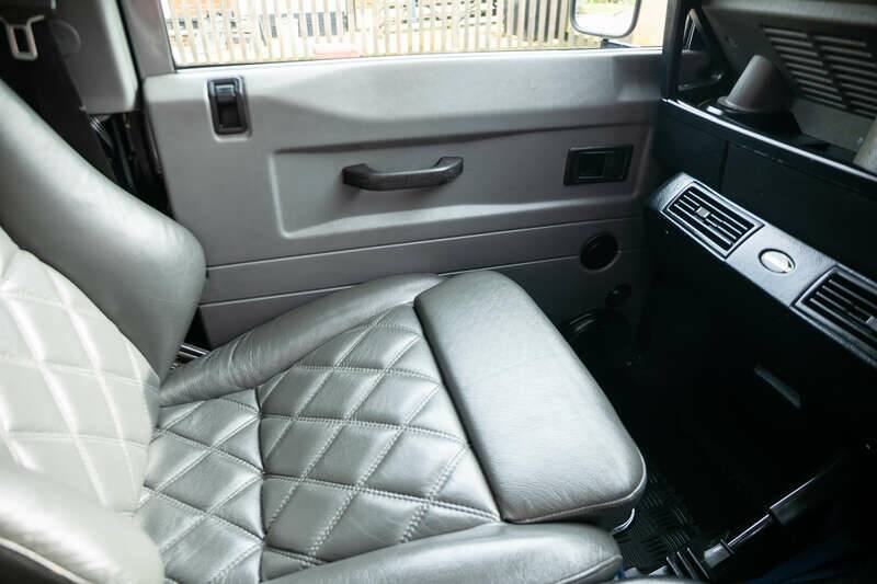 Image 16/50 of Land Rover Defender 90 "50th Anniversary" (1998)