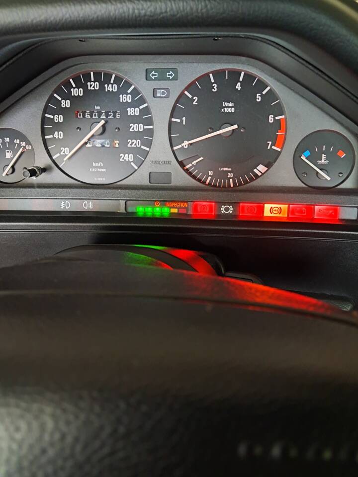 Bild 18/19 von BMW 318i (1992)
